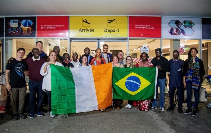 Comitiva da missão Brasil–Côte d’Ivoire em Abidjan com as bandeiras dos dois países