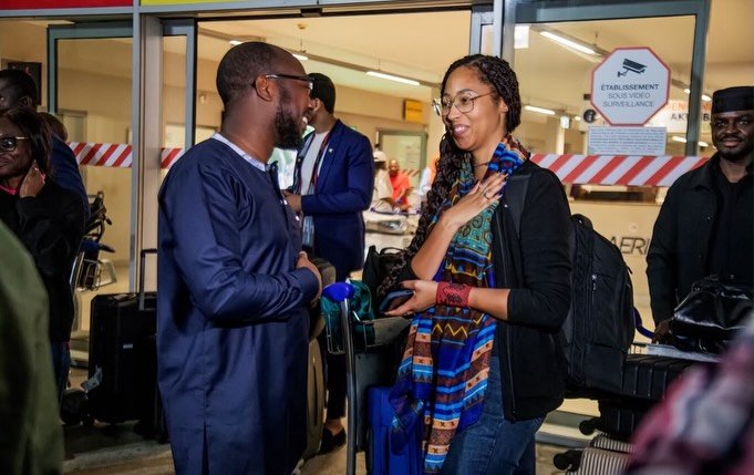 Integrante da comitiva conversa com jornalistas na chegada a Abidjan