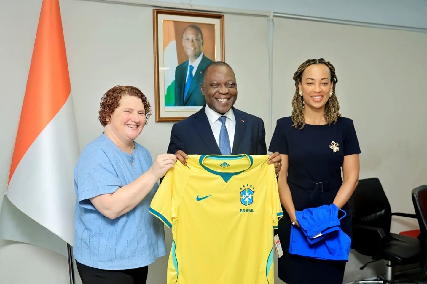 Ministro Amadou Koné segura camisa do Brasil durante encontro com a comitiva