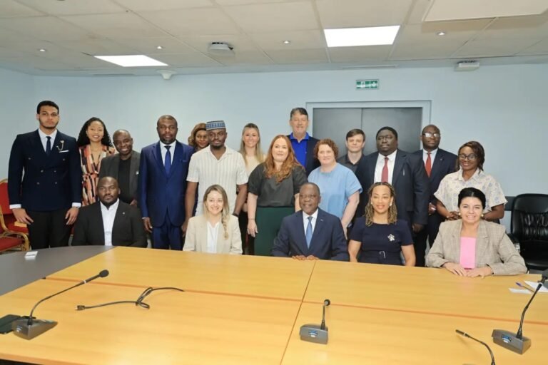 Comitiva Brasil–Côte d’Ivoire reunida com o ministro dos Transportes e Assuntos Marítimos Amadou Koné