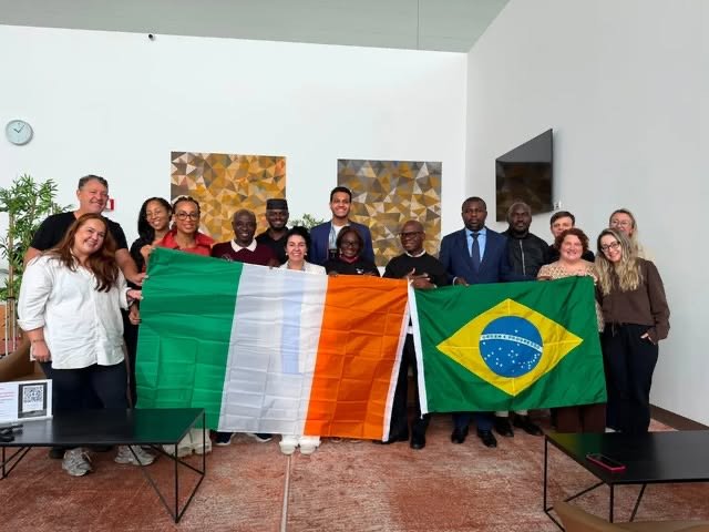 Comitiva Brasil–Côte d’Ivoire posa com o ministro Siandou Fofana e bandeiras do Brasil e da Côte d’Ivoire