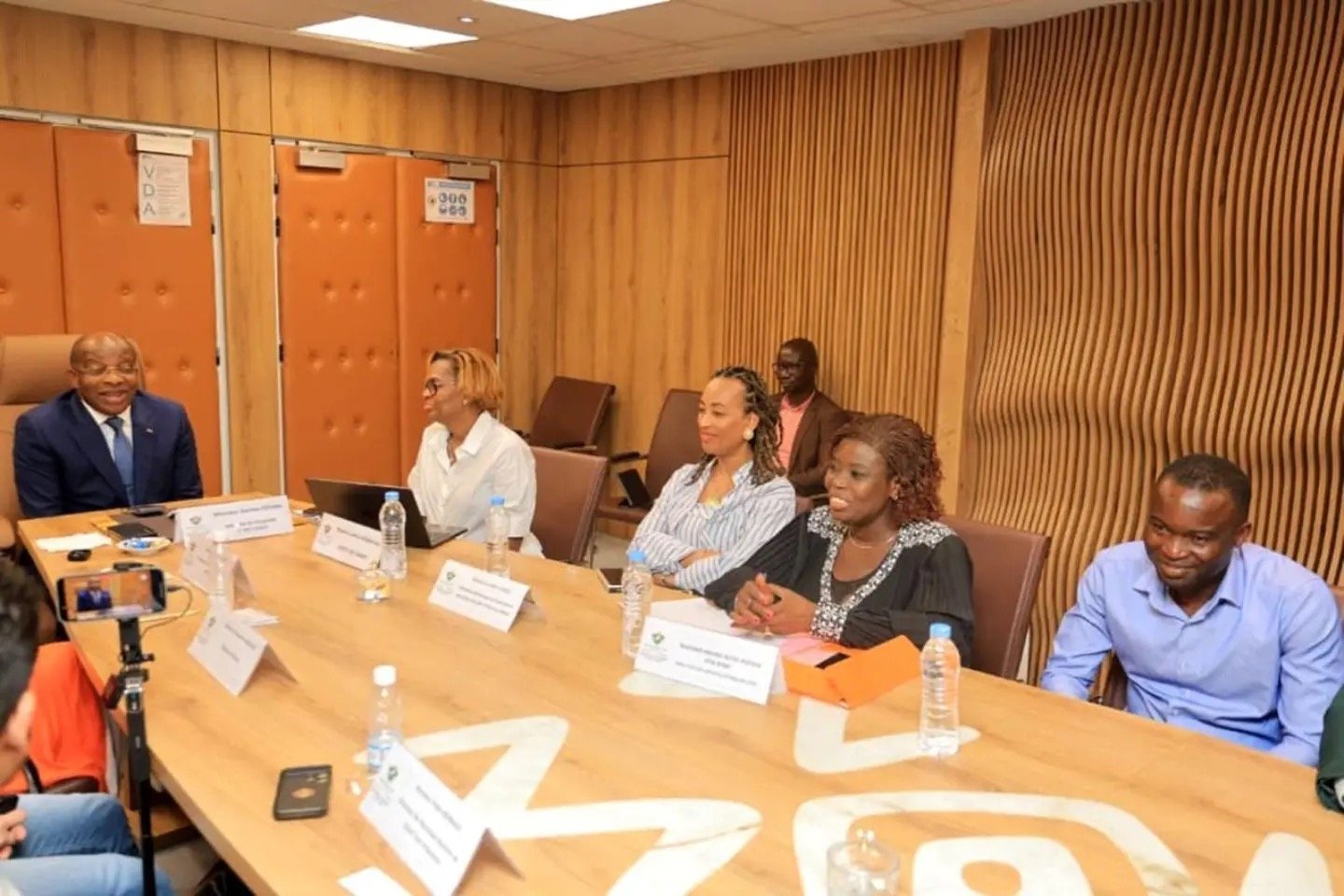 Autoridades e integrantes da missão reunidos para discutir cooperação turística
